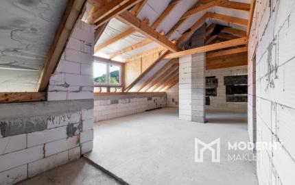 Rozostavaný dom na dokončenie podľa seba s veľkým pozemkom