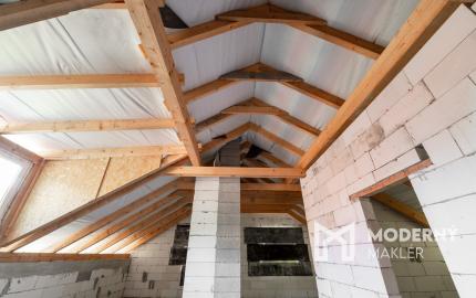 Rozostavaný dom na dokončenie podľa seba s veľkým pozemkom