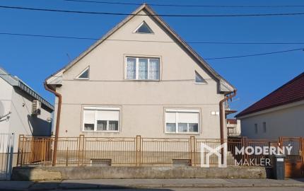 DOBRÁ LOKALITA -NOVÁ CENA- 5  izbový rodinný dom Bánovce nad Bebravou so záhradou 418m2 .