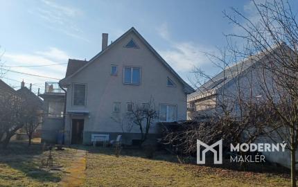 DOBRÁ LOKALITA -NOVÁ CENA- 5  izbový rodinný dom Bánovce nad Bebravou so záhradou 418m2 .