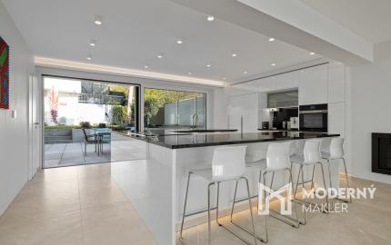 Na predaj vila so smart technológiami a výťahom na Slavíne