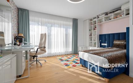 Na predaj vila so smart technológiami a výťahom na Slavíne