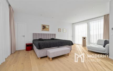 Na predaj vila so smart technológiami a výťahom na Slavíne