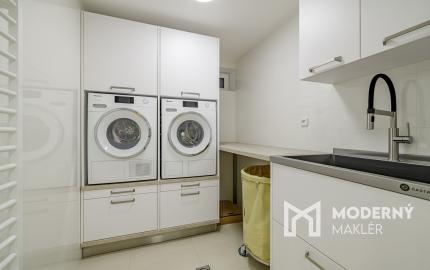 Na predaj vila so smart technológiami a výťahom na Slavíne