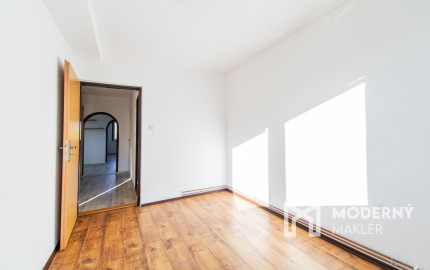 Na predaj priestranný 3-izbový byt v Zákamennom