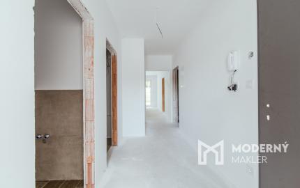 Na predaj skolaudovaný výnimočný 4-izbový byt s vlastnou záhradou vo Veľkom Orvišti