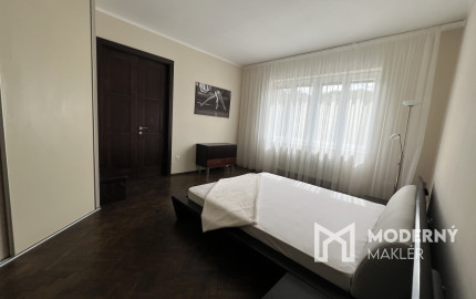 Na prenájom mestský, slnečný 3izb byt v centre Trenčína.