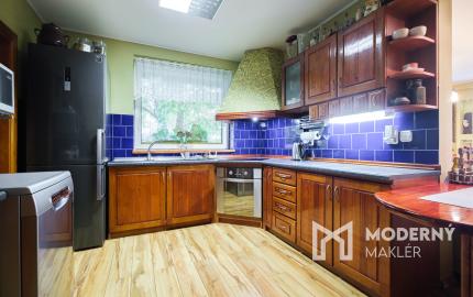 Na predaj priestranný rodinný dom s bazénom a rozsiahlym pozemkom v Bretejovciach