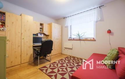 Na predaj priestranný rodinný dom s bazénom a rozsiahlym pozemkom v Bretejovciach