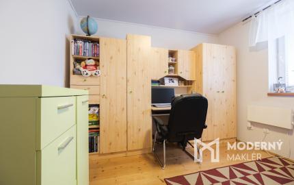 Na predaj priestranný rodinný dom s bazénom a rozsiahlym pozemkom v Bretejovciach