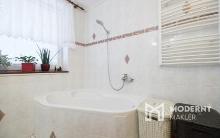 Na predaj priestranný rodinný dom s bazénom a rozsiahlym pozemkom v Bretejovciach