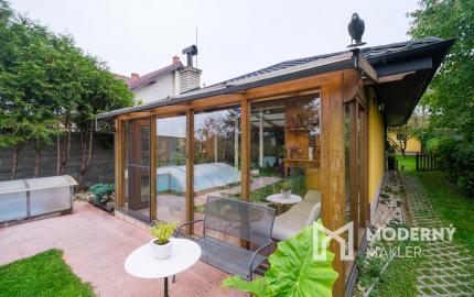 Na predaj priestranný rodinný dom s bazénom a rozsiahlym pozemkom v Bretejovciach