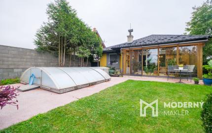 Na predaj priestranný rodinný dom s bazénom a rozsiahlym pozemkom v Bretejovciach