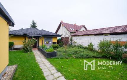 Na predaj priestranný rodinný dom s bazénom a rozsiahlym pozemkom v Bretejovciach