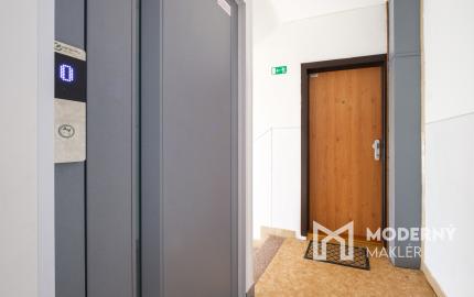 Na predaj slnečný 4-izbový byt na Námestí Kráľovnej pokoja v Prešove