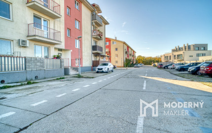 Na predaj priestranný 1-izbový byt v Miloslavove