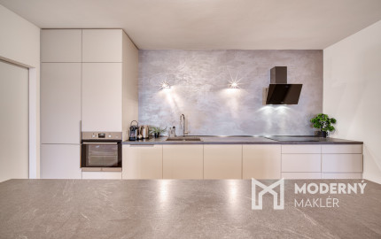 Na predaj 2-izbový byt s veľkolepou terasou na Kolibe