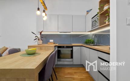 Na predaj 2-izbový slnečný byt v Starom meste s garážovým parkovaním