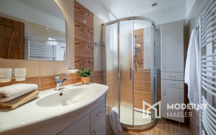 Nová znížená cena! Na predaj 5-izbový rodinný dom s veľkou záhradou v Novej Vsi nad Váhom