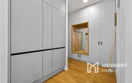 Na predaj 2-izbový slnečný byt v Starom meste s garážovým parkovaním