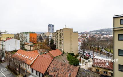 Na predaj 2-izbový slnečný byt v Starom meste s garážovým parkovaním