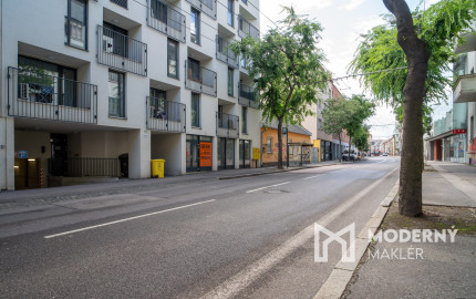 Na prenájom exkluzívny 2-izbový byt s terasou v centre Bratislavy