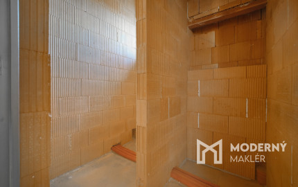 Na predaj administratívno-skladový objekt pri Trnave, v obci Zavar