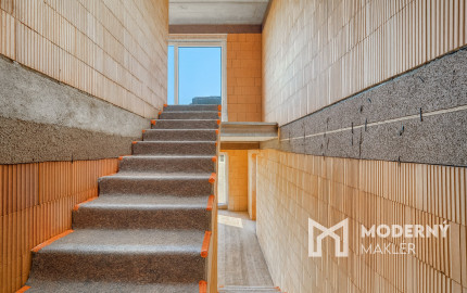 Na predaj administratívno-skladový objekt pri Trnave, v obci Zavar