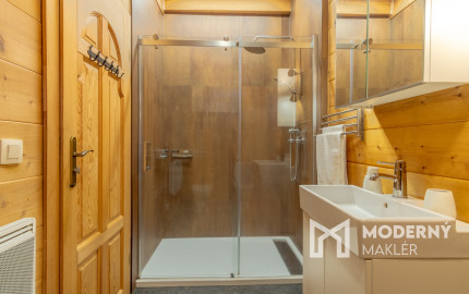 Na predaj dom snov–rodinné sídlo s jazierkom na kúpanie a panoramatickým výhľadom na Vysoké Tatry