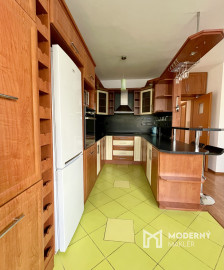 Kompletne zariadený 3-izbový byt s loggiou a garážovým státím v cene