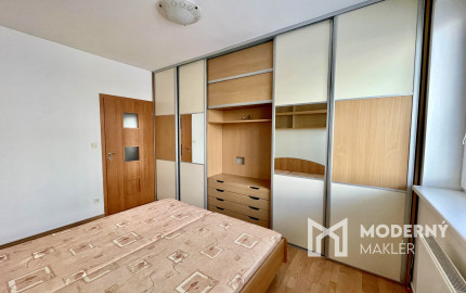 Kompletne zariadený 3-izbový byt s loggiou a garážovým státím v cene