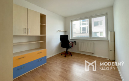 Kompletne zariadený 3-izbový byt s loggiou a garážovým státím v cene