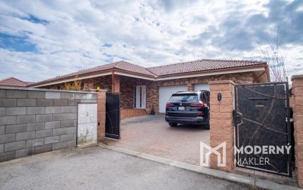 Na predaj exkluzívny rodinný dom s dvoj-garážou v podtatranskej obci Veľký Slavkov