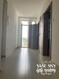 Na prenájom  veľký, zariadený 2 izb byt mestská časť SIHOŤ 1  v Trenčíne .