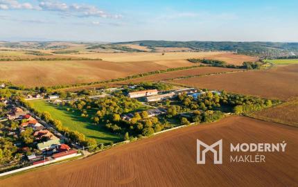 Na predaj investičný areál v obci Trávnica