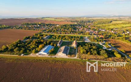 Na predaj investičný areál v obci Trávnica