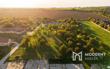 Na predaj investičný areál v obci Trávnica