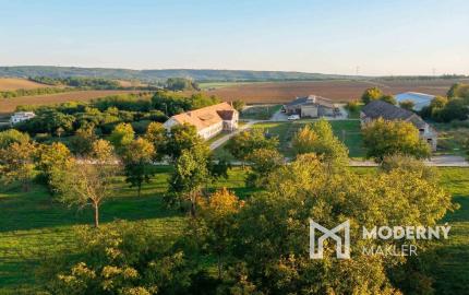 Na predaj investičný areál v obci Trávnica