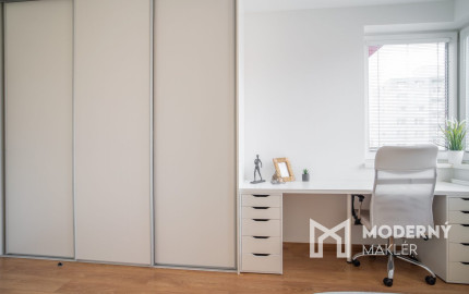Na prenájom moderný 2-izbový byt s parkovacím miestom v centre Malaciek
