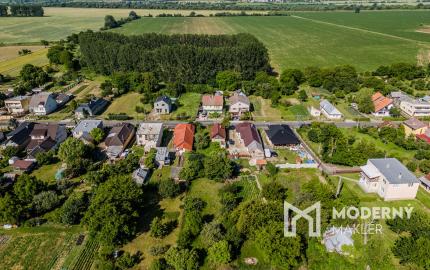 REZERVOVANÉ: Na predaj rozmerný pozemok vhodný na výstavbu v obci Moravany časť Lučkovce