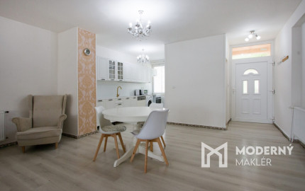 Na predaj dvojdom s rozľahlým pozemkom v centre obce Zlaté Klasy