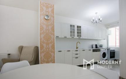 Na predaj dvojdom s rozľahlým pozemkom v centre obce Zlaté Klasy