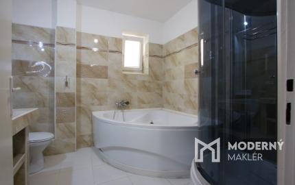 Na predaj dvojdom s rozľahlým pozemkom v centre obce Zlaté Klasy