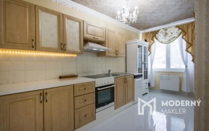 Na predaj dvojdom s rozľahlým pozemkom v centre obce Zlaté Klasy