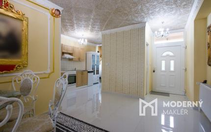 Na predaj dvojdom s rozľahlým pozemkom v centre obce Zlaté Klasy