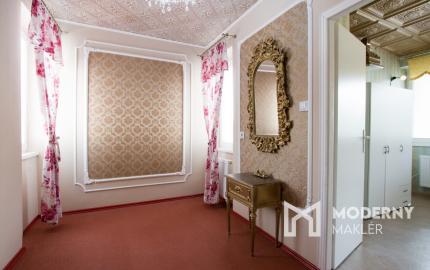 Na predaj dvojdom s rozľahlým pozemkom v centre obce Zlaté Klasy