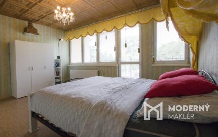Na predaj dvojdom s rozľahlým pozemkom v centre obce Zlaté Klasy