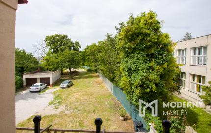 Na predaj dvojdom s rozľahlým pozemkom v centre obce Zlaté Klasy