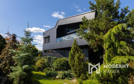 Na predaj vila s okrasnou záhradou a bazénom v Pezinku