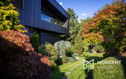 Na predaj vila s okrasnou záhradou a bazénom v Pezinku